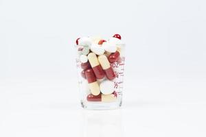 Medikamente in einem Glas foto