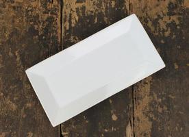 weißes Tablett auf rustikalem Tisch foto