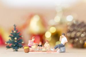 Miniaturfiguren einer Familie zur Weihnachtszeit foto