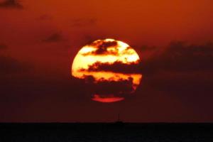 Sonnenscheibe, die über dem Horizont des Meeres aufgeht, Sonnenaufgang, Morgendämmerung foto