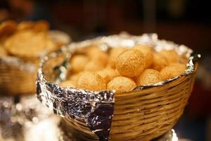 zutaten samosa closeup, ein wunderschönes indisches gericht, nationales essen in einem korb. Nacht Markt foto