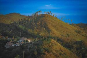 Landschaft mit Bergen und See. wunderschöne landschaften in labuan bajo, inseln, die wie stücke des himmels auf der erde verstreut sind. foto