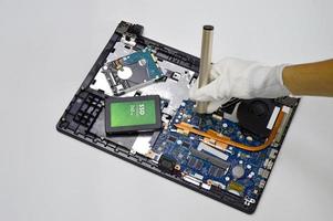 Draufsicht während der Mechaniker Motherboard repariert foto