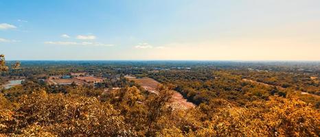 die Landschaft im Hochland Herbstlandschaft mit Blick auf die Landschaft mit blauem Himmel, das Konzept des natürlichen Entspannungstourismus. foto