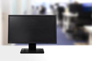 Desktop-Computer mit leerem Bildschirm im Büroraum mit Kopierbereich foto