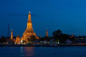 Wat Arun Tempel in Bangkok in der Nacht foto