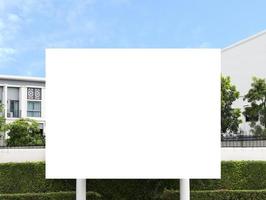 Plakatwand im Freien mit weißem Hintergrund. Beschneidungspfad foto