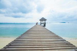 Holzpfeiler am Meer foto