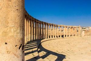 antike römische Ruinenkolonnade in Jerash foto