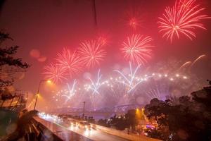 buntes feuerwerk von vijit chao phraya auf buddhayodfa chulalok maharat brücke, bangkok, thailand. foto