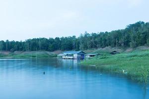 Hausboot auf dem Fluss in Thailand foto