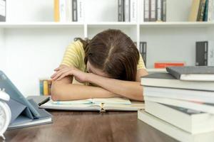 asiatische studentin hat angst wegen prüfungen, frauen bereiten sich auf prüfungen vor und lernen unterricht in der bibliothek. Stress, Verzweiflung, Eile, Missverständnisse beim Lesen, Entmutigung, Erwartung, Wissen foto