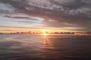 Marine. Dämmerung im das Mitte von das Ozean foto