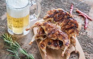 gegrillt Wachteln mit Glas von Bier foto