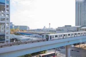 U-Bahn und Gebäude in Odaiba Stadt foto