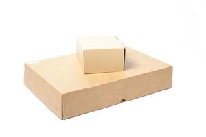 kleine braune Papierbox auf einer großen Box