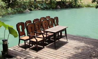 Satz Stühle und Tisch auf einem Dock