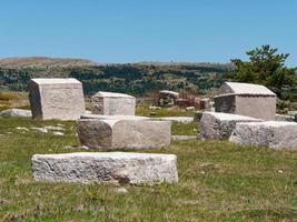 stecci mittelalterliche grabsteine friedhöfe dugo polje in blidinje, bih. Unesco-Website. historische Sehenswürdigkeit. Die Grabsteine weisen eine Vielzahl von dekorativen Motiven und Inschriften auf. foto