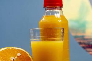 Orange Saft im Blau Hintergrund foto