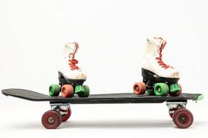 Rollschuhe auf Skateboard foto