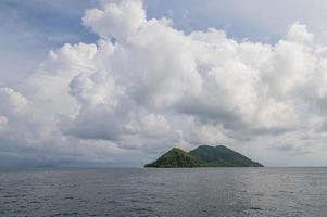 tropisches Meer mit Inseln und Himmel foto