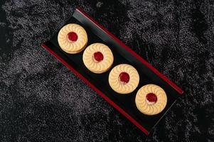 Kekse schön auf einem Teller angeordnet