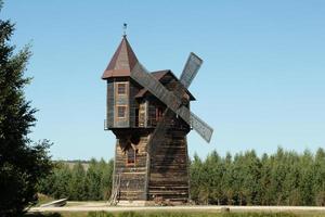 alt hölzern Mühle im das Mitte von das Wald foto