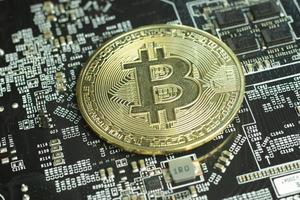 Bitcoin Kryptowährung auf Hauptplatine elektronisch Schaltkreis schließen hoch. Bergbau btc Konzept foto