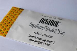 jakarta, indonesien im dezember 2022. isoliertes weißes foto von degirol dequaliniumchlorid 0,25 mg