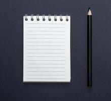 Notizbuch mit Weiß Blätter im Linie und schwarz hölzern Bleistift foto