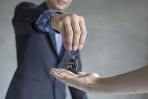 Hausmakler und Immobilien nehmen Schlüssel zu den Eigentümern foto
