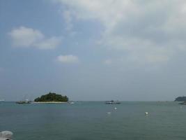 ein klein Insel im das Hafen von merak, Cilegon, banten. foto