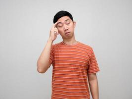 asiatisch Mann gestreift Hemd fühlt sich Kopfschmerzen von schwer Arbeiten isoliert foto