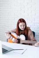 jung Frau Lernen zu abspielen Gitarre beim Zuhause foto