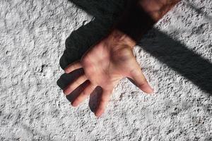 Hand auf das Weiß Mauer gestikulieren mit Schatten foto