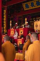 bandung, indonesien, 2020 - der hauptmönch leitete den betvorgang auf dem buddhistischen altar mit den opfergaben foto
