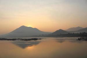 die Morgenluft auf dem Fluss ist schön. foto