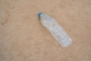 Plastik Flaschen von Getränke auf das Strand Sand foto