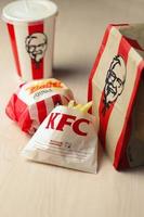 Bangkok, Thailand - - Januar, 10 2023 kfc Hähnchen Burger oder Sänger Burger serviert mit Sanft Getränke und Französisch Fritten, kfc ist ein Beliebt schnell Essen im Thailand. foto