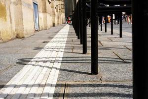 Schatten von Fahrrad Gestell auf das Fußweg. foto