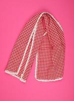 Weiß rot kariert Küche Handtuch auf ein Rosa Hintergrund foto