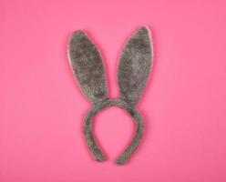 Pelzkopfschmuck eines Hasen mit Ohren auf einem rosa Hintergrund foto
