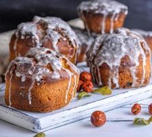 gebacken Ostern Kuchen mit Weiß Zitrone Glasur foto