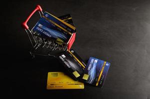 Kreditkarten auf einem Einkaufswagen