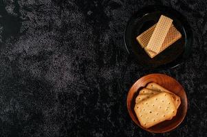 Kekse auf einem dunklen Hintergrund foto