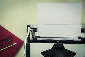 Schreibmaschine mit leerem Papier foto