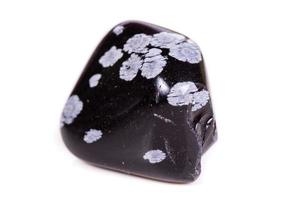 Makro-Mineralstein-Schnee-Obsidian auf weißem Hintergrund foto