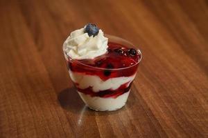 Pannacotta mit Waldbeeren und Erdbeersauce, italienisches Dessert foto