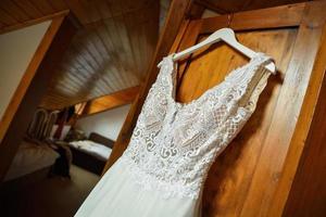 Kleid Braut auf Schultern im Schrank