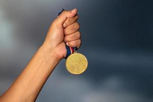 Person mit einer Goldmedaille foto